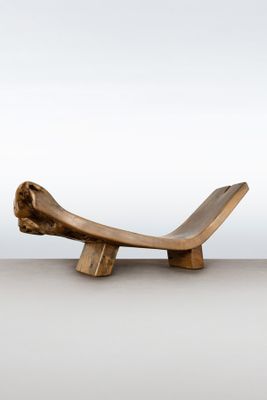 une image d'un banc en bois posé sur un sol blanc