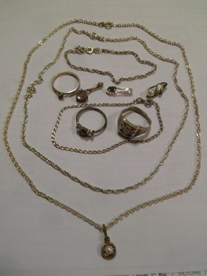 une photo montrant une collection de bagues et de colliers posés sur une table