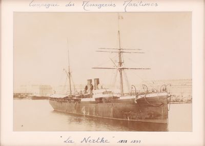 une vieille photo d'un bateau sur l'eau