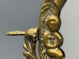 un miroir doté d'un cadre doré orné d'un oiseau