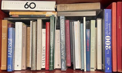 plusieurs livres qui se trouvent ensemble sur une étagère