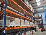 rayonnages d'entrepôt avec des palettes et des cartons dans un grand entrepôt