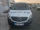 une camionnette blanche garée dans un parking