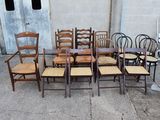 beaucoup de chaises et une table dans une pièce