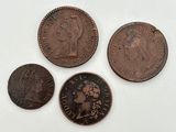 quatre types de pièces différents sont présentés sur une surface blanche