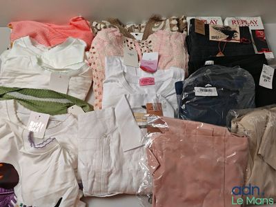 beaucoup de vêtements qui restent sur une étagère
