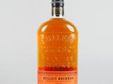 une bouteille de whisky posée sur une surface blanche