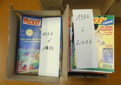 deux cartons remplis de livres posés sur une table