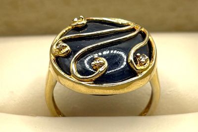 l'image d'une bague en or contenant une pierre bleue