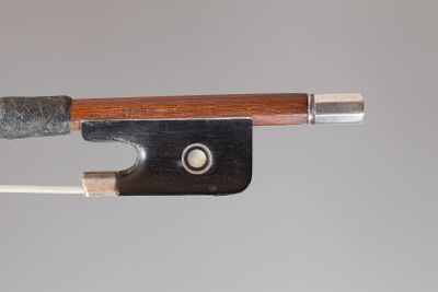 une image représentant un archet de violon dont l'extrémité est surmontée d'un morceau de bois