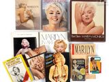 de nombreux livres sur Marilyn Monroe disposés sur une surface blanche