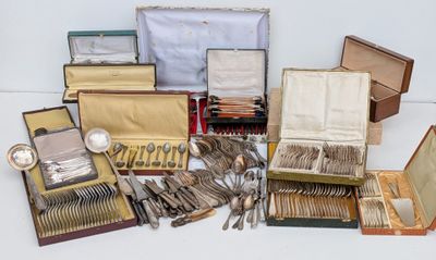 plusieurs types d'argenterie dans un coffret