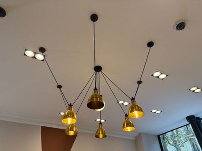 many lights that are hanging from the ceiling in the room