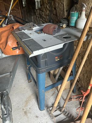 une photo d'un établi avec des outils posés dessus, dans un garage