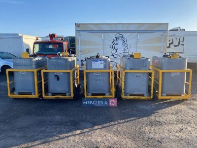 de nombreux conteneurs de denrées alimentaires empilés à l'arrière d'un camion