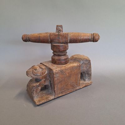 INDE Pilon - presse en bois sculpté, forme zoomorphique