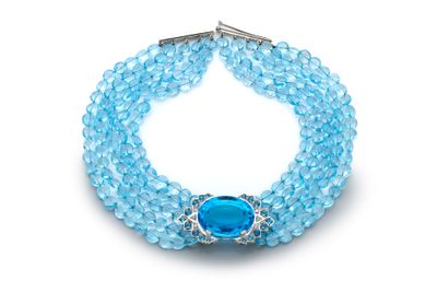 un gros plan d'un bracelet orné d'une pierre bleue