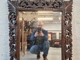 un homme se prenant en photo dans un miroir