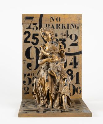 une image représentant une statue en or d'une femme tenant un enfant dans ses bras