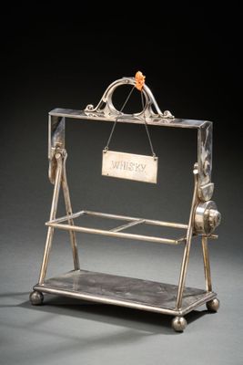 une vitrine ancienne plaquée argent, avec une pancarte accrochée sur le côté