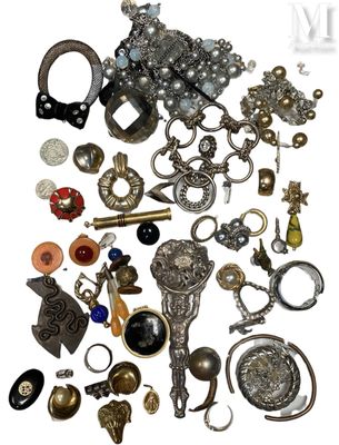 une pile de bijoux assortis sur une surface blanche