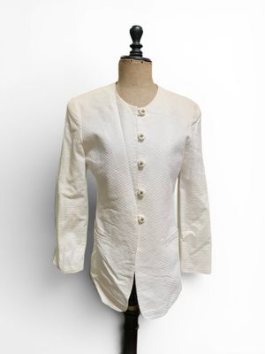 une veste blanche sur un mannequin, sur fond blanc