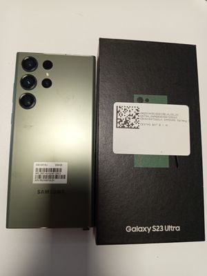 une image représentant une boîte contenant un téléphone, posée sur une table