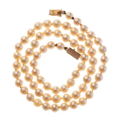 un collier de perles blanches avec un fermoir en or