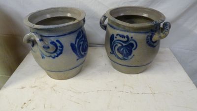 deux vases bleus et blancs posés sur une table blanche