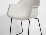 une chaise blanche aux pieds noirs et à l'assise blanche
