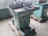une machine posée sur une palette dans une pièce