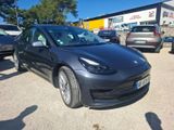 une voiture noire garée dans un parking à côté d'autres voitures