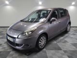 la photo d'une voiture argentée garée dans un garage