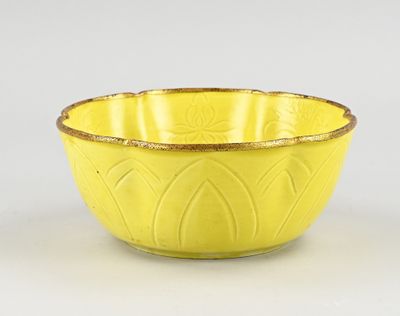 bol jaune à bord doré sur fond blanc