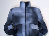 un mannequin vêtu d'une veste bleue
