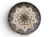 l'image d'une assiette ornée d'un motif floral