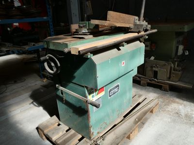 a machine that is sitting on a pallet in a garage