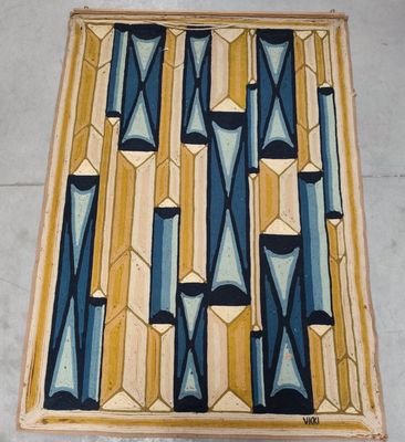 une photo d'un tapis bleu et jaune posé au sol
