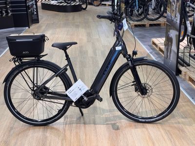 un vélo garé par terre dans un magasin