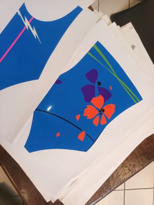 une pile de papier sur laquelle figure l'image d'une robe