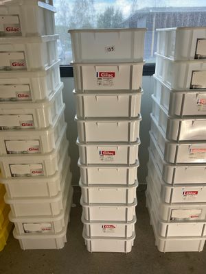 des cartons empilés les uns sur les autres devant une fenêtre