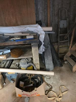 une image d'un tas de ferraille dans un garage