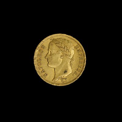 gros plan d'une pièce d'or sur fond noir