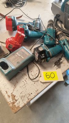de nombreux outils posés sur une table