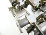 un gros plan d'une machine comportant de nombreuses pièces métalliques