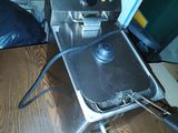 une machine posée sur une table