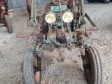 un vieux tracteur qui traîne dans un garage