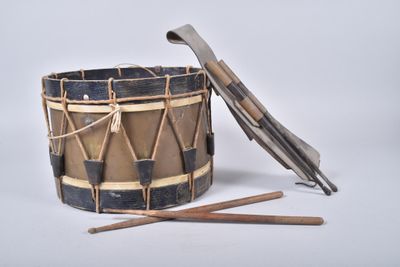 un petit panier en bois avec une paire de ciseaux à côté
