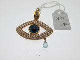 un gros plan d'un collier orné d'un « œil maléfique »