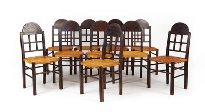 six chaises en bois sont disposées en cercle sur une surface blanche